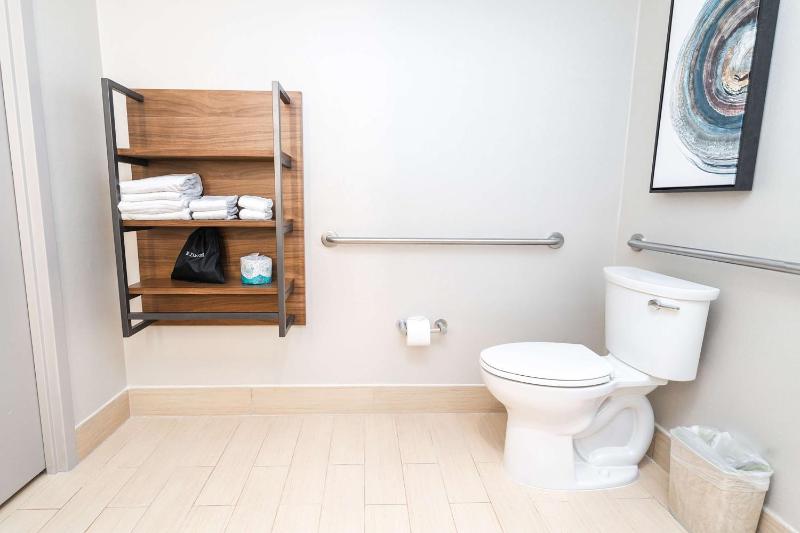 King Room with Tub - Mobility and Hearing Access image 4