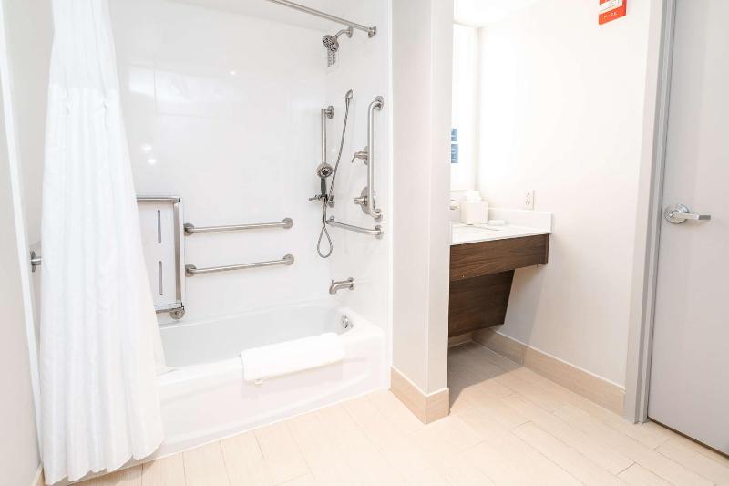 King Room with Tub - Mobility and Hearing Access image 3