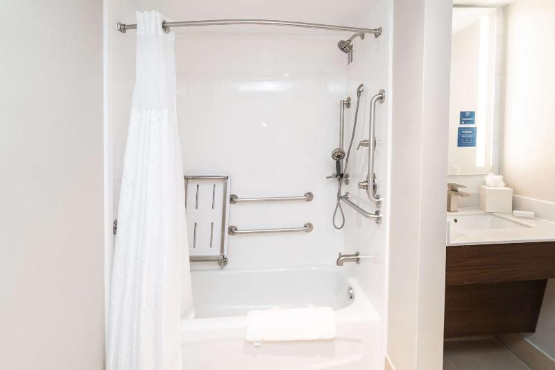 King Room with Tub - Mobility and Hearing Access image 2