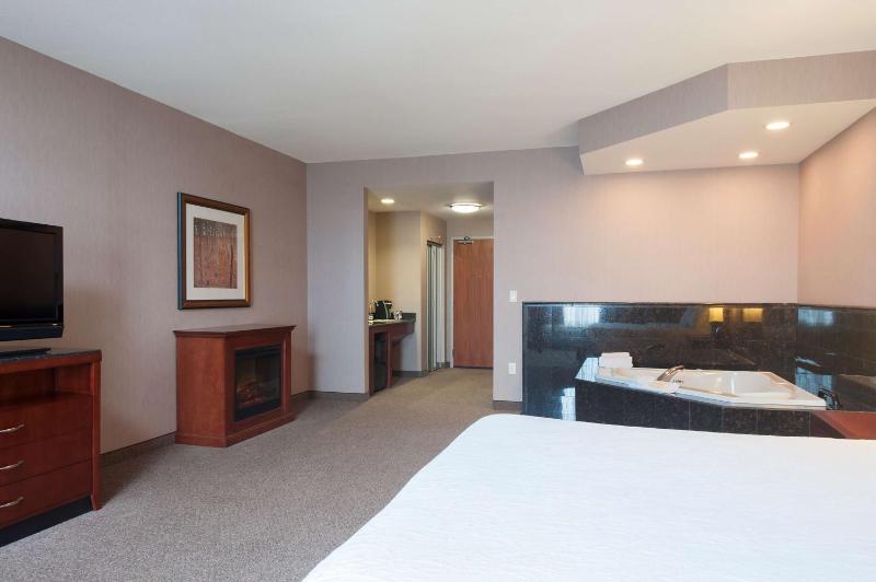 One-Bedroom King Suite with Whirlpool image 3