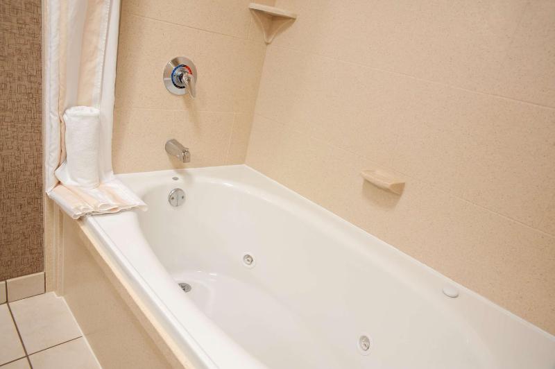 Evolution King Room with Spa Bath image 2