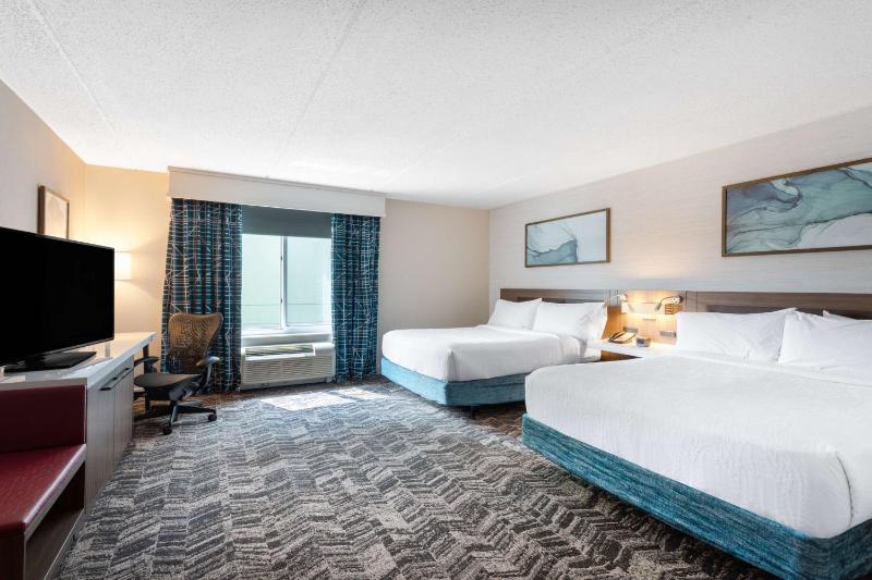 Queen Room with Two Queen Beds - Mobility Access image 3