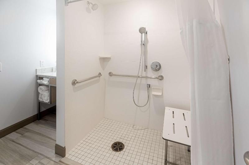 Queen Room with Two Queen Beds - Mobility and Hearing Access image 2