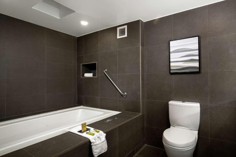 King Room with Infinity Tub - Non-Smoking image 2