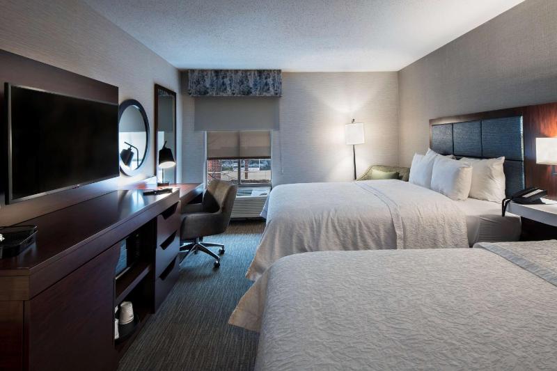 Queen Room with Two Queen Beds - Non-Smoking image 3