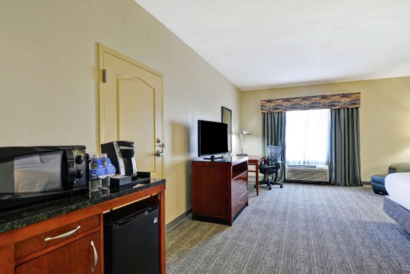 King Room with Tub - Mobility and Hearing Access image 3