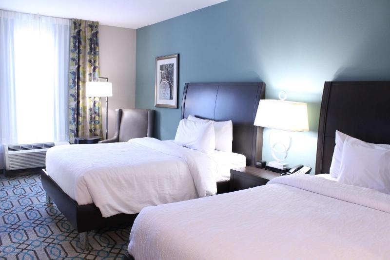 Queen Room with Two Queen Beds image 3