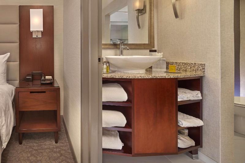 King Suite - Non-Smoking image 2