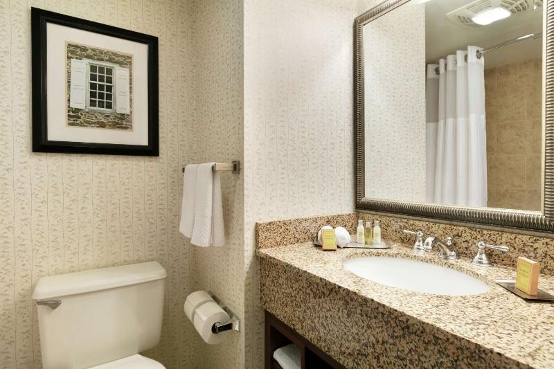 Queen Room with Two Queen Beds - Non-Smoking image 4