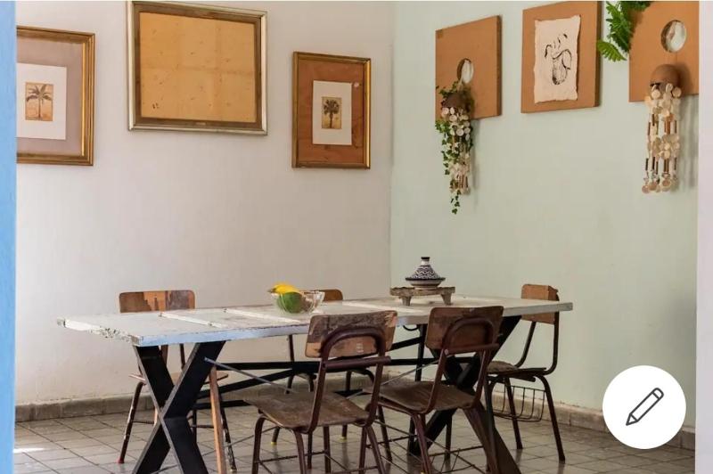 Room in the Colonial Zone - image 9
