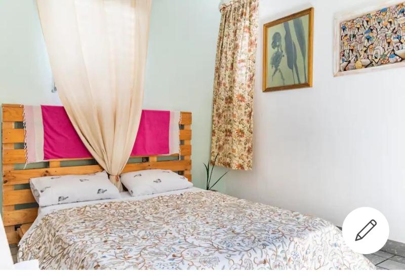 Room in the Colonial Zone - image 4