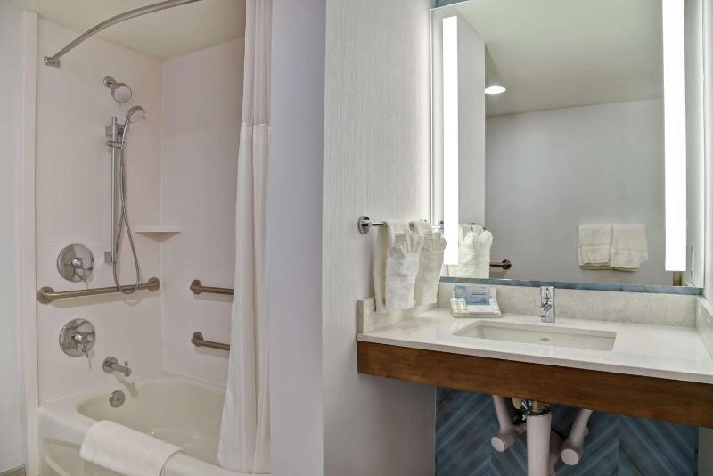 King Room with Tub - Mobility and Hearing Access image 2