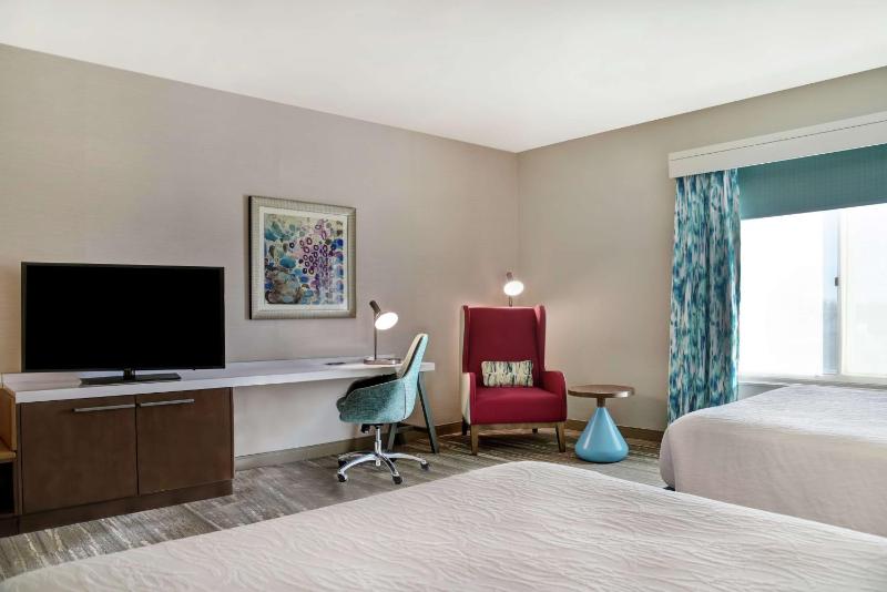 Queen Room with Two Queen Beds and Bath Tub - Mobility/Hearing Accessible image 3