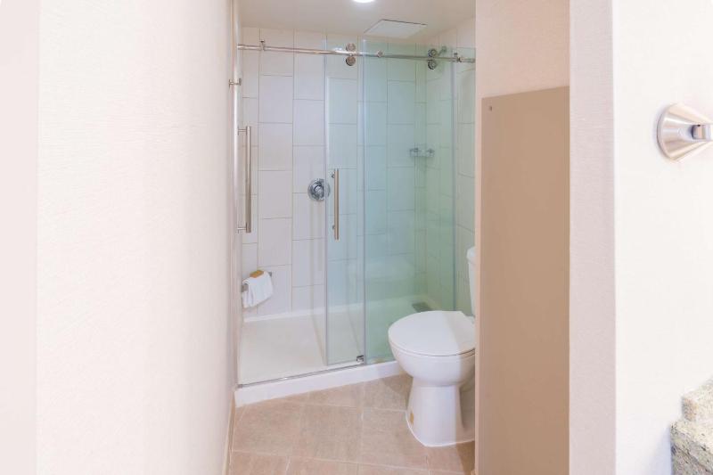 Double Room with Two Double Beds and Bath Tub - Mobility Access image 1