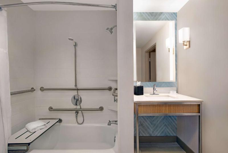 King Room with Tub - Mobility and Hearing Access image 2