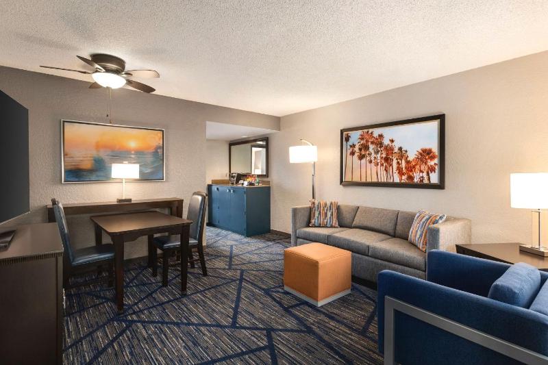 Premium King Suite image 3