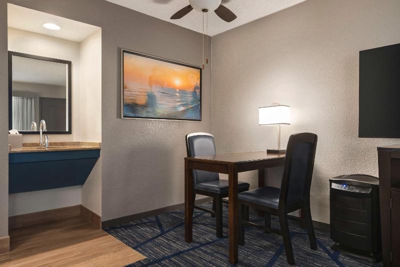 Suite, 1 King Bed, Accessible Roll-In Shower image 4