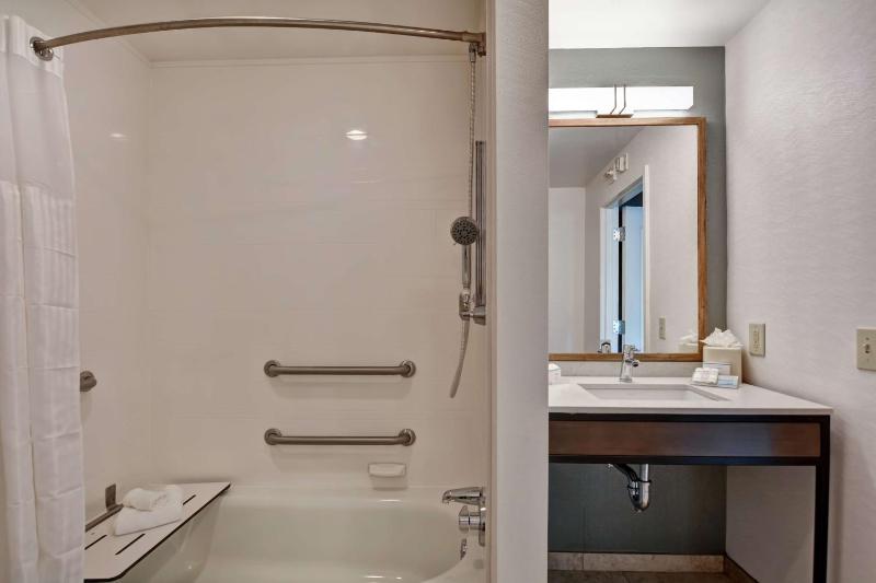 King Room with Tub - Mobility and Hearing Access image 2
