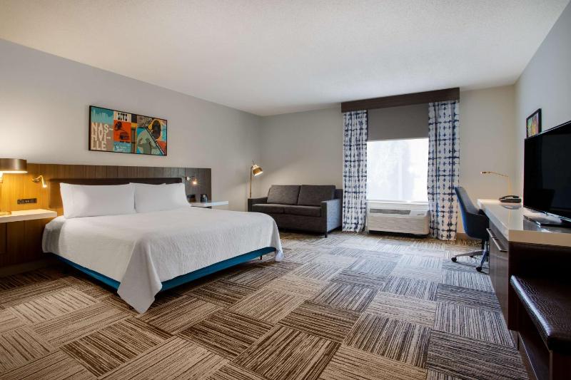 Deluxe King Room with Sofa Bed image 4