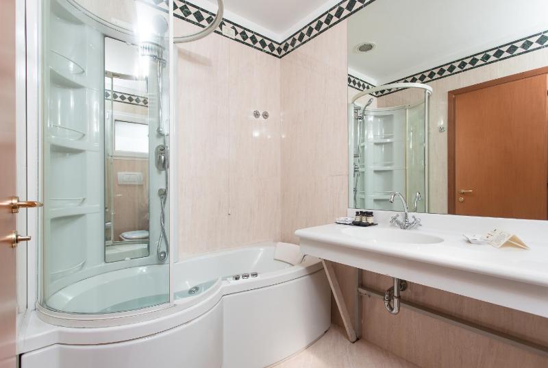 Junior Suite with Spa Access image 1