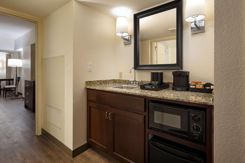 Queen Suite with Two Queen Beds image 3