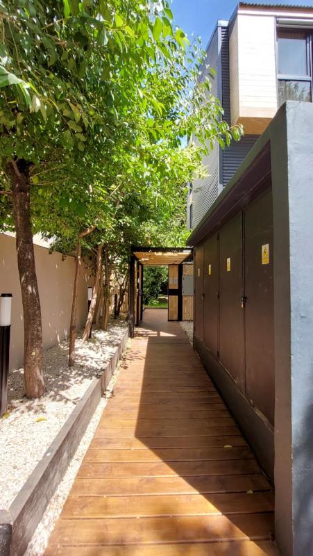 Hermoso monoambiente de diseño único con patio en el centro de SMA. 4v5 - image 3