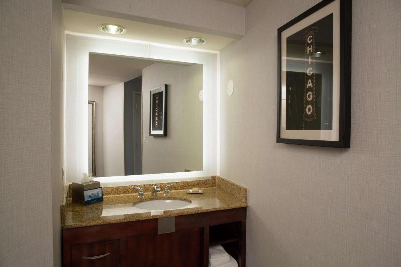 King Room with Mobility Accessible Tub image 2
