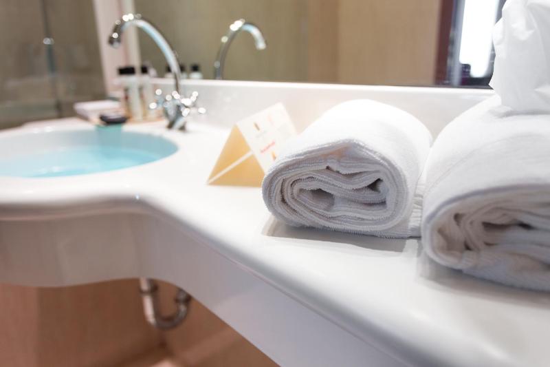 Junior Suite with Spa Access image 3