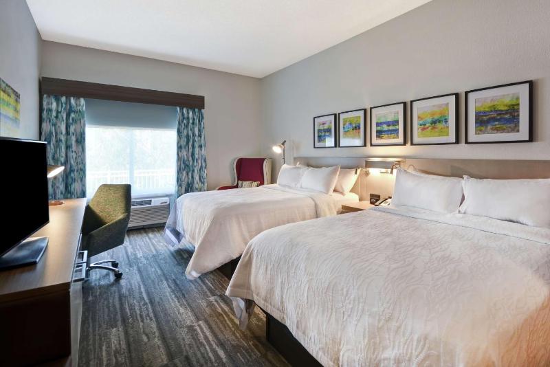 Queen Room with Two Queen Beds image 4