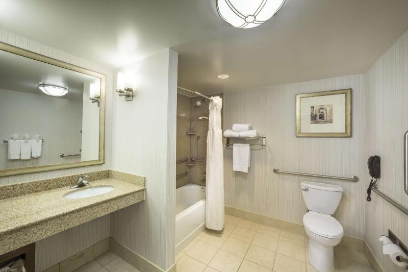 King Room with Bath Tub - Mobility Access image 2
