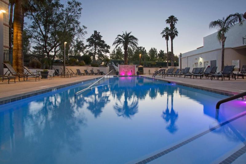 Embassy Suites By Hilton Hotel Phoenix-Biltmore - image 4