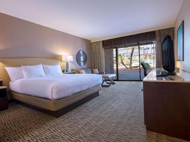 Standard King Room image 4