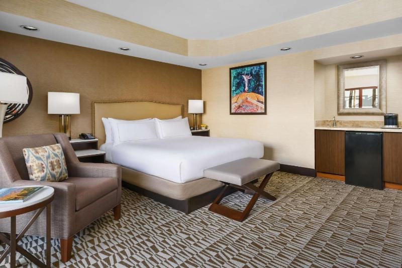 Standard King Room image 3