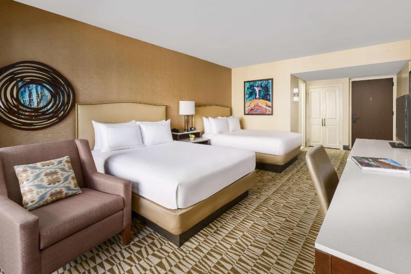 Standard Queen Room with Two Queen Beds image 4