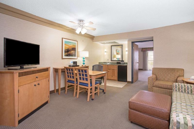 Embassy Suites By Hilton Hotel Phoenix-Biltmore - image 44