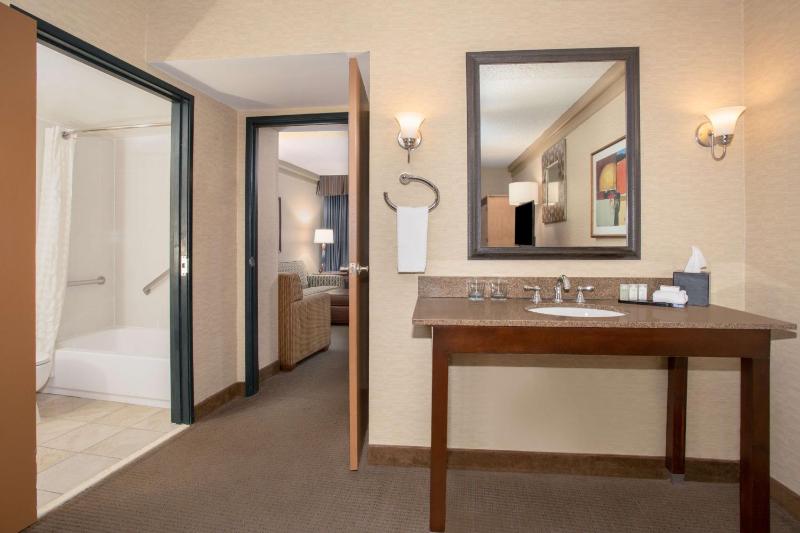 One-Bedroom King Suite with Mobility Accessible Tub image 2