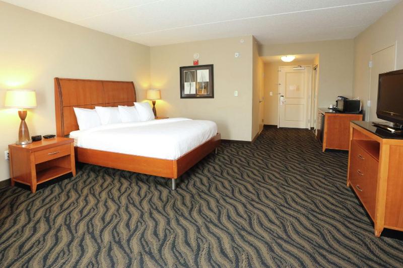 King Room with Tub - Mobility and Hearing Access image 1