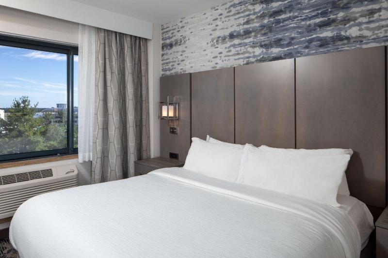 King Suite with Airport View image 3