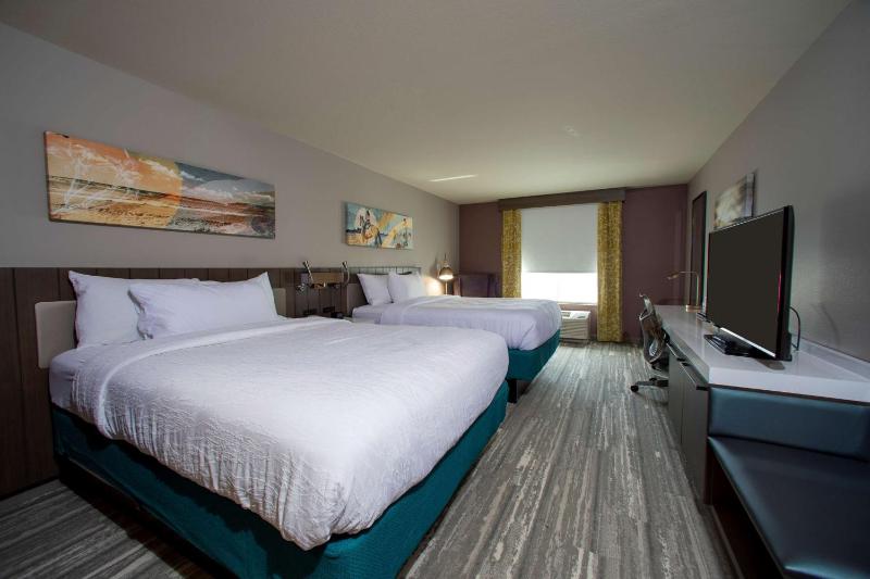 Queen Room with Two Queen Beds image 3