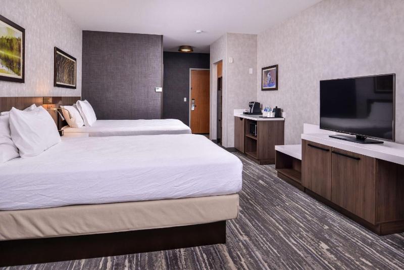 Queen Room with Two Queen Beds image 3