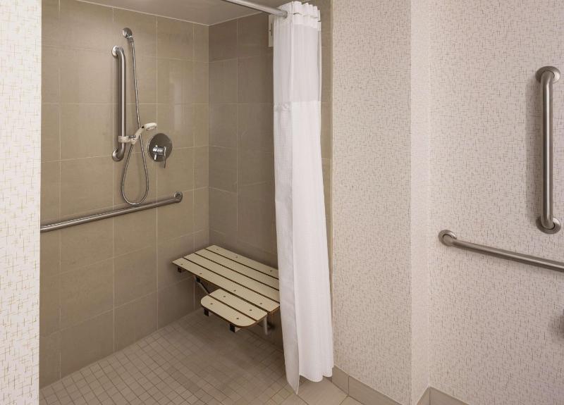 Queen Room with Roll-in Shower - Mobility and Hearing Access/Non-Smoking image 4