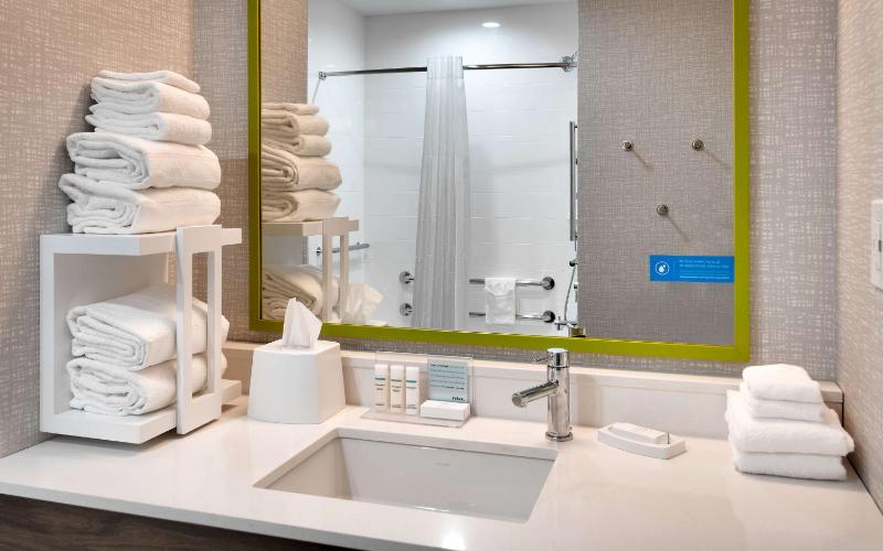 Queen Room with Two Queen Beds and Bath Tub - Mobility and Hearing Access image 3