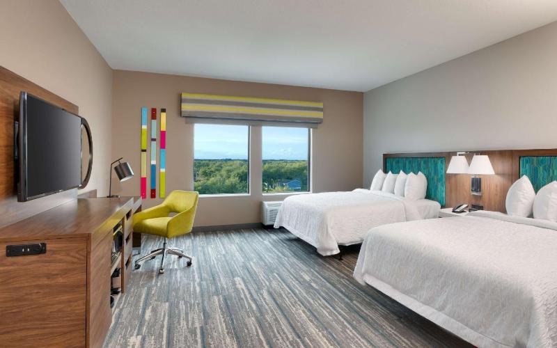 Queen Room with Two Queen Beds and Bath Tub - Mobility and Hearing Access image 4