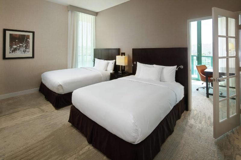 Two-Bedroom Queen Suite image 4