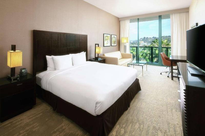 King Room with Balcony - Non-Smoking image 4