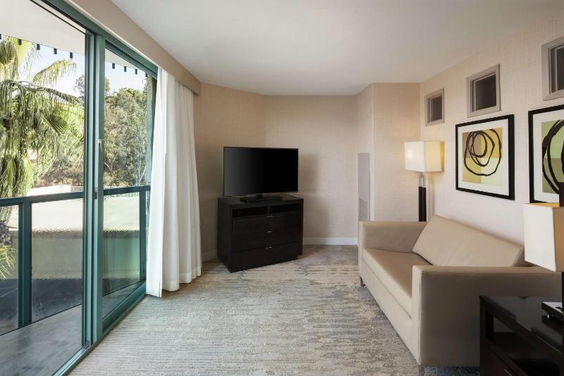 Junior King Suite with Balcony - Non-Smoking image 3