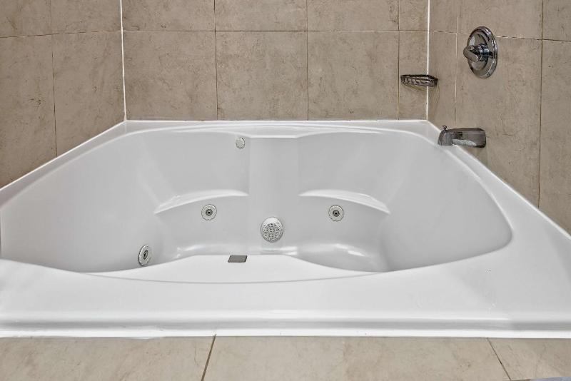King Room with Whirlpool image 3