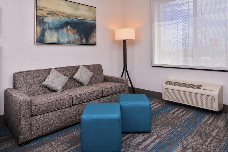 Queen Room with Two Queen Beds and Sofa Bed image 4