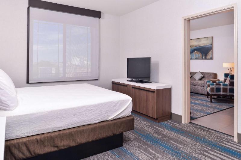 Junior King Suite with Seating Area image 4