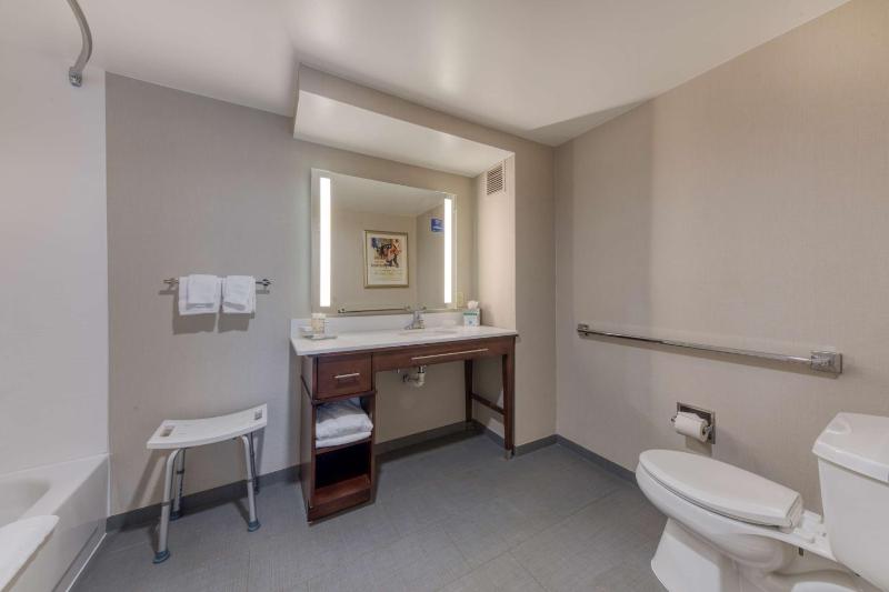 Queen Suite with Two Queen Beds - Mobility Access/Non-Smoking image 2